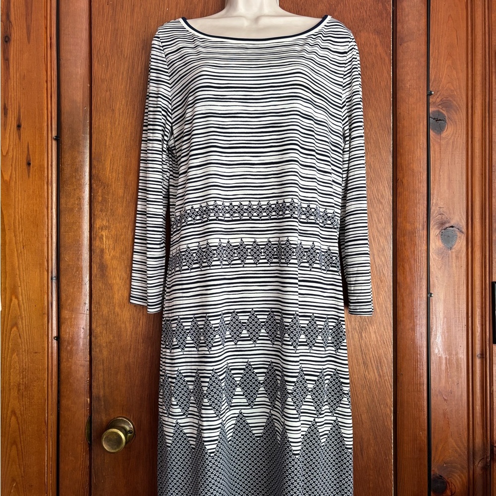 Max Studio Blue and White Patterned 3/4 Sleeve Dress size L preowned knee length